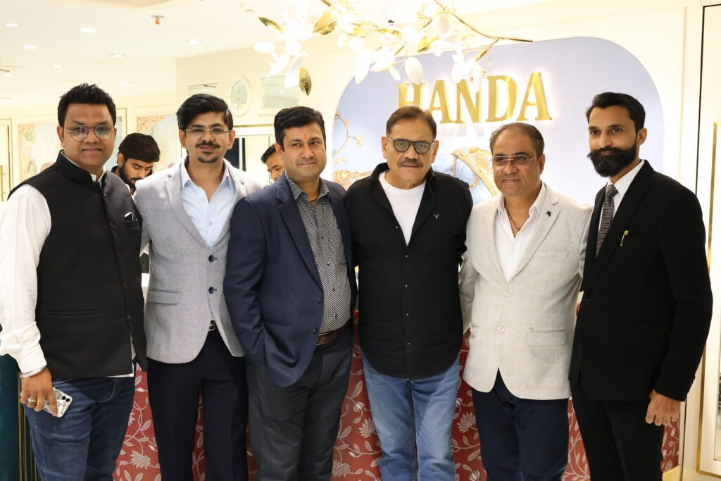 Bollywood’s famous actor Mustak Khan visits ‘Handa Bengal’ in Delhi’s Patel Nagar, shops lavishly and says – “This is truly icing on the cake